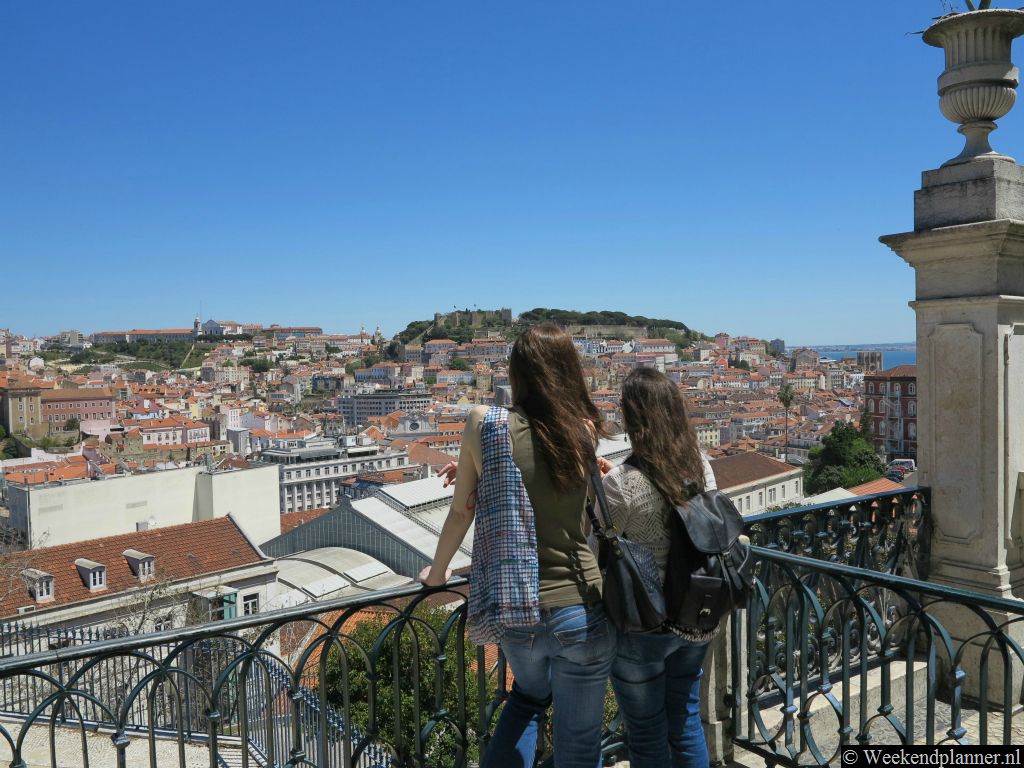 Dit is het uitzichtpunt Miradouro São Pedro de Alcântara in de wijk Bairro Alto. Je hebt hier een mooi uitzicht op het kasteel op de andere heuvel. Tip: Plaatsen met een mooi uitzicht over Lissabon.